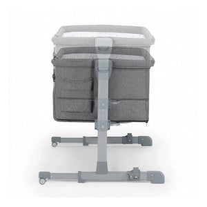 Detalle regulador de altura de cuna colecho Kinderkraft NESTE UP gris, 5 niveles de ajuste visibles en columna central gris con patas ajustables