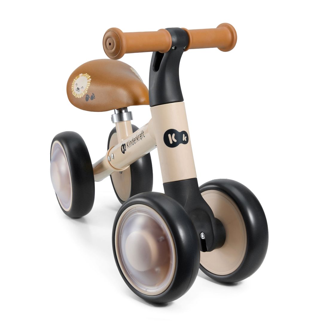 Triciclo correpasillos Kinderkraft CUTIE FLASH beige con ruedas con rodamiento ABEC-7 y luces LED RGB, sillín acolchado ajustable. Andador con estructura de acero estable. Vista frontal.