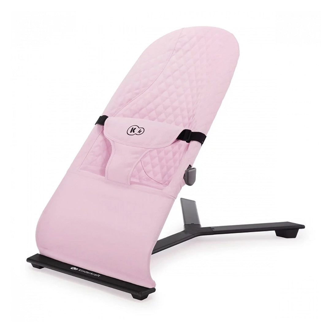 Hamaca bebé Kinderkraft MIMI rosa, tela acolchada con costuras en rombo, arnés de 3 puntos y estructura negra, diseño nórdico minimalista