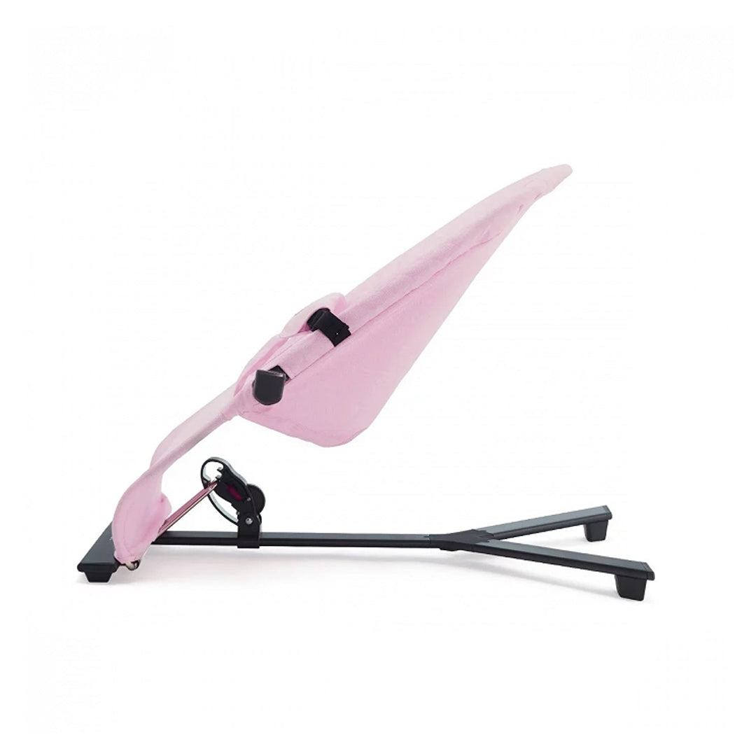 Hamaca bebé Kinderkraft MIMI rosa vista lateral, estructura negra compacta y ligera, ideal para viaje y fácil de transportar