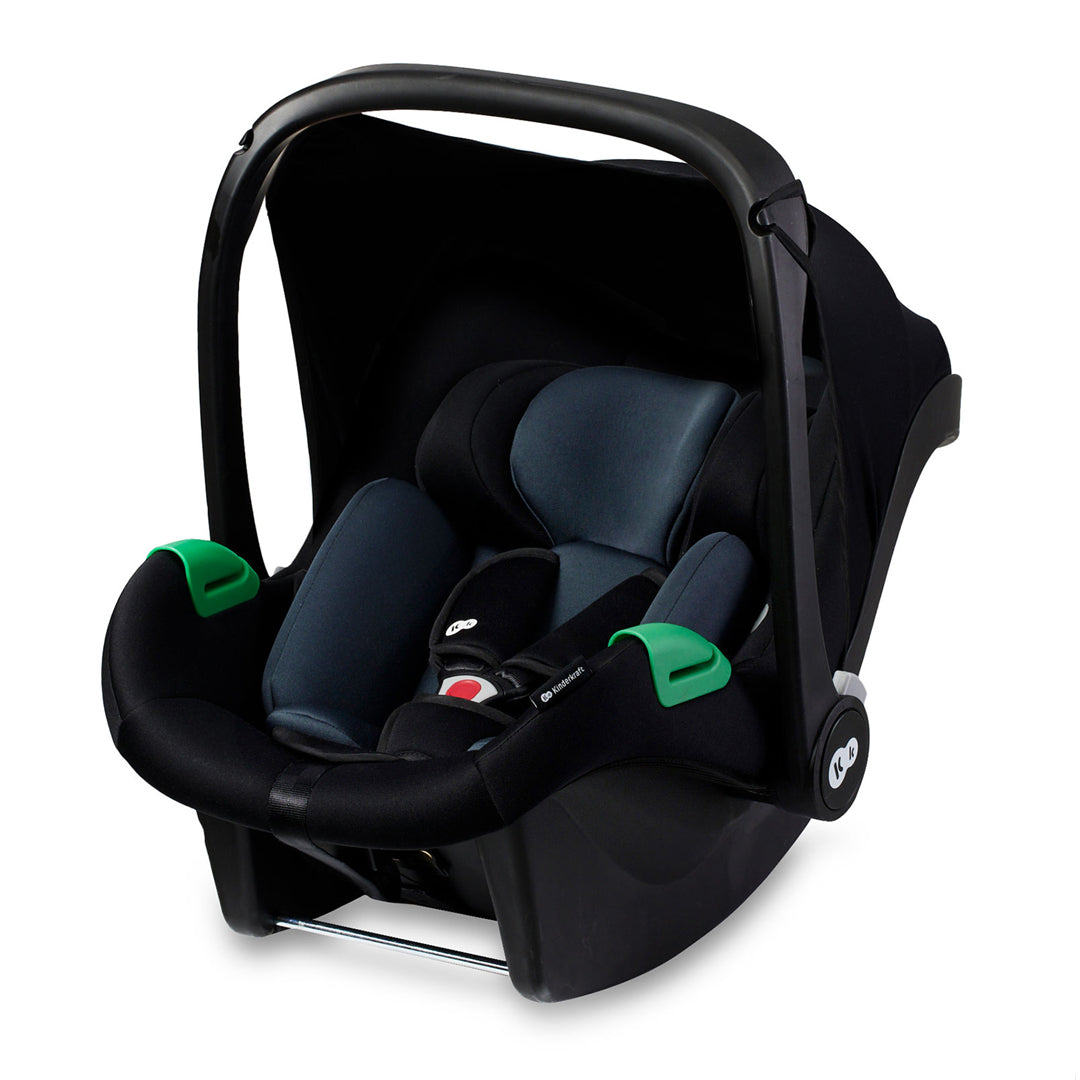 Interior de la silla de auto nido Kinderkraft MINK PRO i-Size negra con reposacabezas H-Guard, inserto recién nacido y arnés ajustable