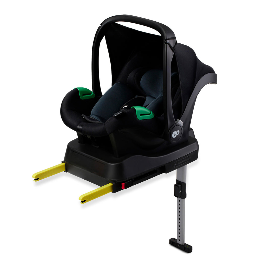 Silla de auto nido Kinderkraft MINK PRO i-Size negra con capota desplegada y arnés 5 puntos, compatible con base ISOFIX MINK FX