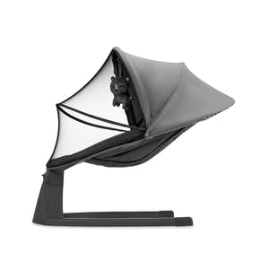 Vista lateral mecedora eléctrica Kinderkraft LUMI 2 gris oscuro con mosquitera, posición reclinada y altavoz integrado en la base