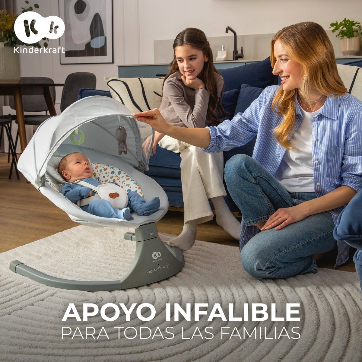 Mecedora eléctrica bebé Kinderkraft LUMI 2 gris en salón moderno con bebé recién nacido, apoyo ideal para toda la familia con capota y mosquitera incluidas